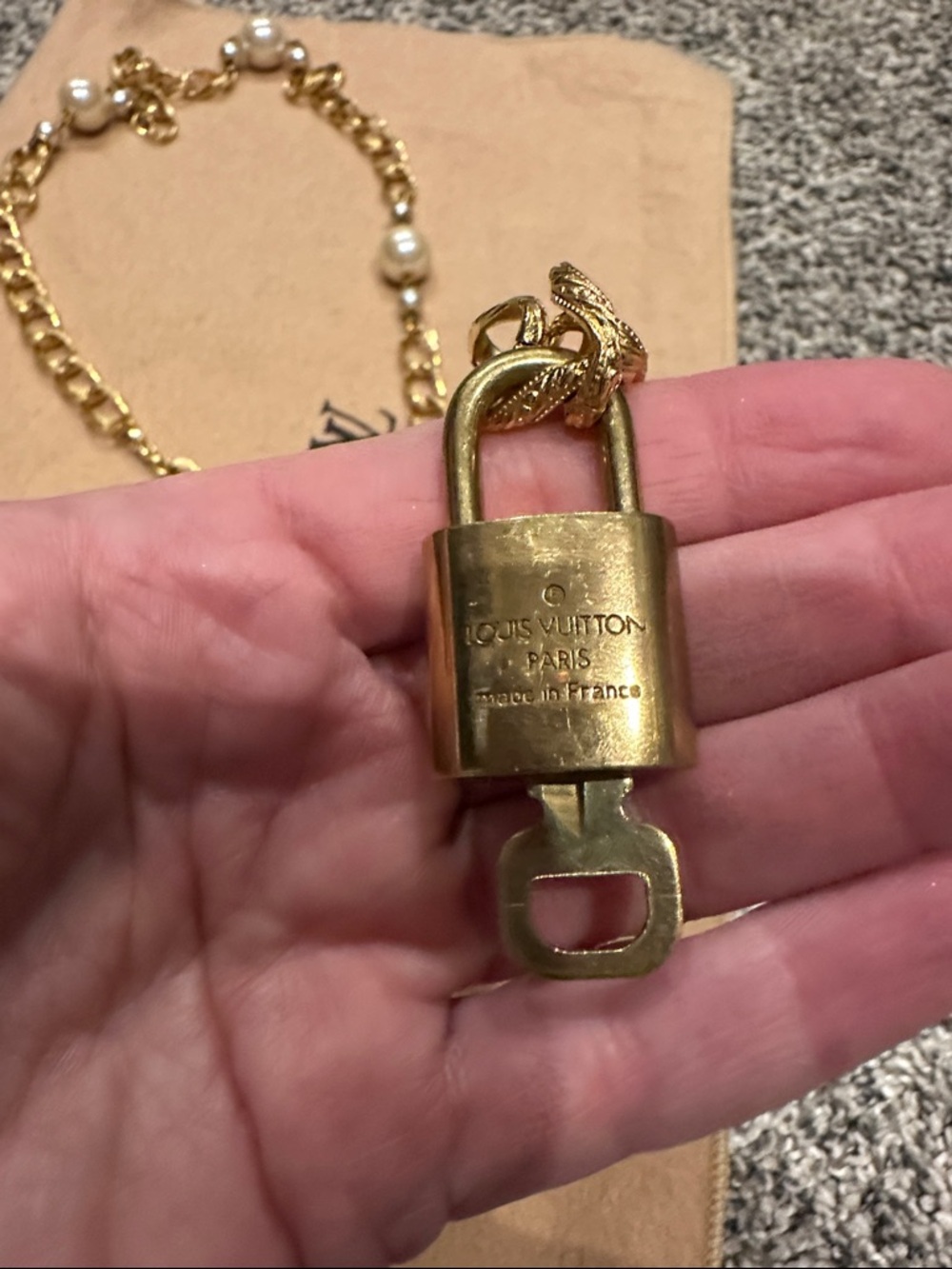 Vintage Gold and Faux Pearl chain Necklace with LV lock and key - Picture 5 of 6